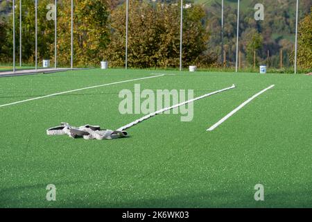 Verlegung von Kunstrasen in einem Sportzentrum Stockfoto