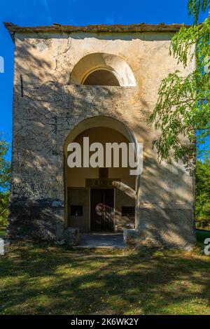 Oratorium Madonna della Neve außerhalb des Dorfes Villatalla. Villatalla liegt auf dem Gipfel des Val Prino in den ligurischen Alpen, Italien. Stockfoto