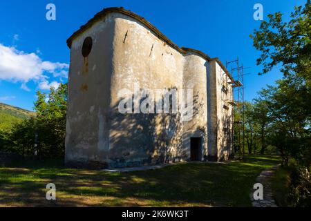 Oratorium Madonna della Neve außerhalb des Dorfes Villatalla. Villatalla liegt auf dem Gipfel des Val Prino in den ligurischen Alpen, Italien. Stockfoto