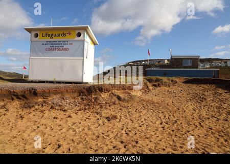 Ein temporäres Gebäude, das auf dem Sand von Ogmore am Meer liegt, um Schwimmer während der Sommersaison zu schützen. Stockfoto