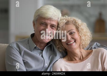 Porträt von attraktiven lächelnden älteren Ehepartnern, Nahaufnahme Stockfoto