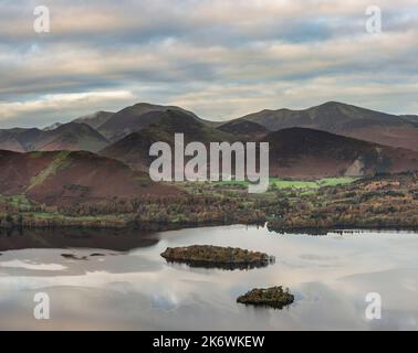 Epische Landschaft Herbstbild der Ansicht von Walla Crag im Lake District, über Derwentwater mit Blick auf Catbells und entfernte Berge mit atemberaubendem F Stockfoto