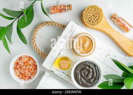 Naturkosmetik Produkthintergrund. Keine Abfälle, umweltfreundliche Badezimmer- und Spa-Accessoires. Tonmaske, natürliches Peeling, Massagebürste, himalaya-Salz Stockfoto