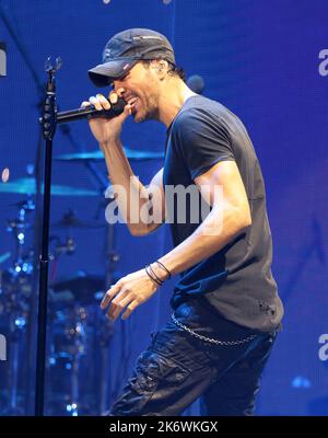 Miami, Vereinigte Staaten Von Amerika. 15. Oktober 2022. MIAMI, FLORIDA - 15. OKTOBER: Enrique Iglesias tritt auf der Bühne des iHeartRadio Fiesta Latina 2022 auf, das am 15. Oktober 2022 in Miami, Florida, in der FTX Arena stattfindet. (Foto von Alberto E. Tamargo/Sipa USA) Quelle: SIPA USA/Alamy Live News Stockfoto