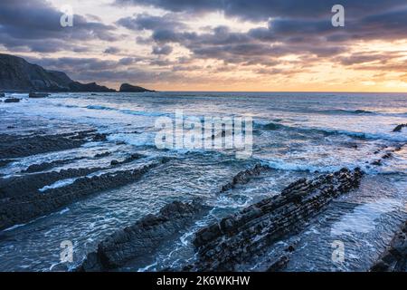 Wunderschöne Luftdrohnenlandschaft Sonnenuntergang Bild von Welcombe Mouth Beach in Devon England Stockfoto