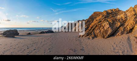 Schönes Landschaftsbild im Sommer bei Sonnenuntergang von Widemouth Bay in Devon England mit goldenem Stundenlicht am Strand Stockfoto