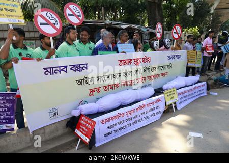 Am Samstag wurde in Dhaka, Bangladesch, am 15. Oktober 2022 eine Menschenkette mit symbolischen Leichen vor dem National Press Club abgehalten, wo Redner ihre Forderungen nach einer sofortigen Fertigstellung der Gesetzesänderung zur Bekämpfung des Tabakkonsums äußerten. Foto von Suvra Kanti das/ABACAPRESS.COM Quelle: Abaca Press/Alamy Live News Stockfoto