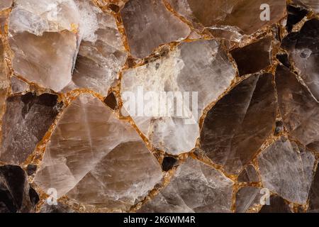 Braune rauchige Quarzsteinplatte. Edelsteinhintergrund. Mattes natürliches Halbedelmineralmuster. Semiprecious Textur für keramische Wand, Boden digital Stockfoto