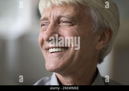 Aus der Nahaufnahme geschnitten wurde ein glückliches Gesicht eines älteren Mannes aufgenommen Stockfoto