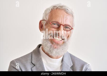 Glücklicher älterer Geschäftsmann mit Brille, isoliert auf weißem Kopfbild. Stockfoto