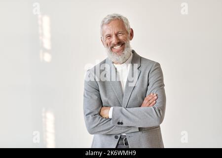 Glücklich lachende alte ältere Geschäftsmann isoliert auf weiß, Porträt. Stockfoto