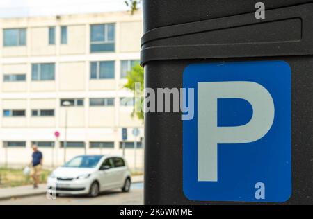 Nahaufnahme des Schildes der gebührenpflichtigen Parkzone in der mallorquinischen Stadt Manacor, Spanien Stockfoto