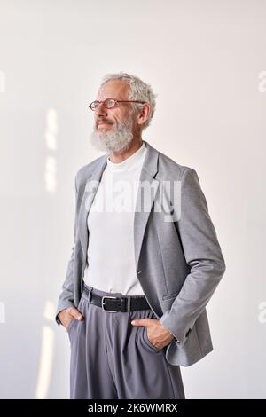 Nachdenklicher älterer Geschäftsmann, der isoliert auf einem weißen Porträt davonschaut. Stockfoto