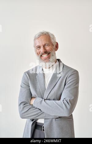 Lächelnder, reifer Geschäftsmann, isoliert auf weißem, vertikalem Porträt. Stockfoto