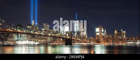 Tribut in Lights: tribut an 9/11 Opfer mit zwei blauen Lichtstrahlen vom Ground Zero bis zum Himmel in New York City. Stockfoto