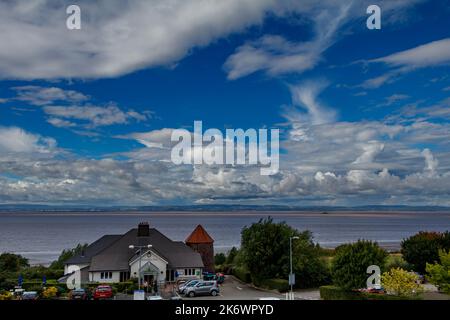 Cumulus und Cirrus Wolken sammeln sich über der walisischen Küste Stockfoto