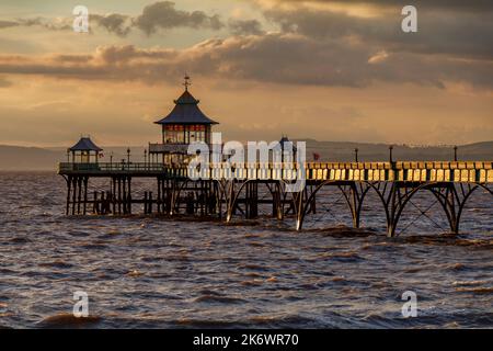 Die Seitenverkleidungen am Pier fangen etwas Sonnenlicht ein Stockfoto