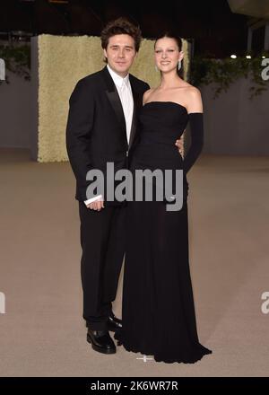 Los Angeles, USA. 15. Oktober 2022. Brooklyn Beckham und Nicola Peltz laufen auf dem roten Teppich bei der zweiten jährlichen Academy Museum Gala am 15. Oktober 2022 im Academy Museum of Motion Pictures in Los Angeles, CA. (Foto von Scott Kirkland/Sipa USA) Quelle: SIPA USA/Alamy Live News Stockfoto