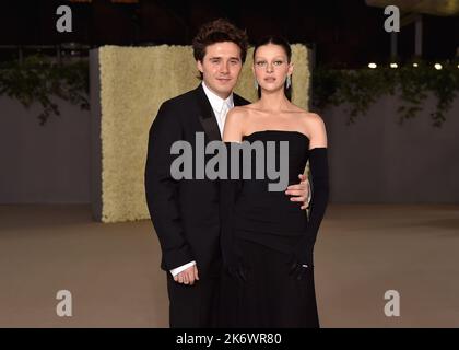Los Angeles, USA. 15. Oktober 2022. Brooklyn Beckham und Nicola Peltz laufen auf dem roten Teppich bei der zweiten jährlichen Academy Museum Gala am 15. Oktober 2022 im Academy Museum of Motion Pictures in Los Angeles, CA. (Foto von Scott Kirkland/Sipa USA) Quelle: SIPA USA/Alamy Live News Stockfoto