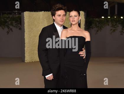 Los Angeles, USA. 15. Oktober 2022. Brooklyn Beckham und Nicola Peltz laufen auf dem roten Teppich bei der zweiten jährlichen Academy Museum Gala am 15. Oktober 2022 im Academy Museum of Motion Pictures in Los Angeles, CA. (Foto von Scott Kirkland/Sipa USA) Quelle: SIPA USA/Alamy Live News Stockfoto