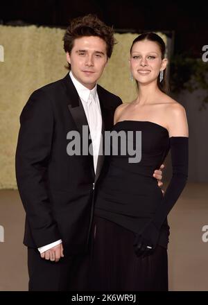 Los Angeles, USA. 15. Oktober 2022. Brooklyn Beckham und Nicola Peltz laufen auf dem roten Teppich bei der zweiten jährlichen Academy Museum Gala am 15. Oktober 2022 im Academy Museum of Motion Pictures in Los Angeles, CA. (Foto von Scott Kirkland/Sipa USA) Quelle: SIPA USA/Alamy Live News Stockfoto