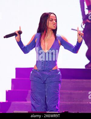 Miami, Vereinigte Staaten Von Amerika. 15. Oktober 2022. MIAMI, FLORIDA - 15. OKTOBER: Becky G tritt auf der Bühne des iHeartRadio Fiesta Latina 2022 auf, das am 15. Oktober 2022 in der FTX Arena in Miami, Florida, stattfand. (Foto von Alberto E. Tamargo/Sipa USA) Quelle: SIPA USA/Alamy Live News Stockfoto