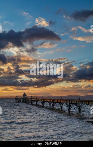 Die Seitenverkleidungen am Pier fangen etwas Sonnenlicht ein Stockfoto