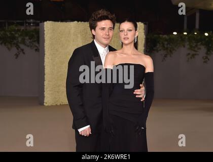 Los Angeles, USA. 15. Oktober 2022. Brooklyn Beckham und Nicola Peltz laufen auf dem roten Teppich bei der zweiten jährlichen Academy Museum Gala am 15. Oktober 2022 im Academy Museum of Motion Pictures in Los Angeles, CA. (Foto von Scott Kirkland/Sipa USA) Quelle: SIPA USA/Alamy Live News Stockfoto