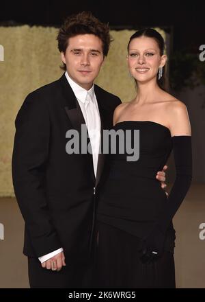 Los Angeles, USA. 15. Oktober 2022. Brooklyn Beckham und Nicola Peltz laufen auf dem roten Teppich bei der zweiten jährlichen Academy Museum Gala am 15. Oktober 2022 im Academy Museum of Motion Pictures in Los Angeles, CA. (Foto von Scott Kirkland/Sipa USA) Quelle: SIPA USA/Alamy Live News Stockfoto
