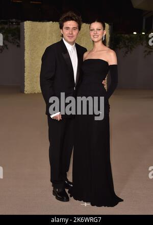 Los Angeles, USA. 15. Oktober 2022. Brooklyn Beckham und Nicola Peltz laufen auf dem roten Teppich bei der zweiten jährlichen Academy Museum Gala am 15. Oktober 2022 im Academy Museum of Motion Pictures in Los Angeles, CA. (Foto von Scott Kirkland/Sipa USA) Quelle: SIPA USA/Alamy Live News Stockfoto