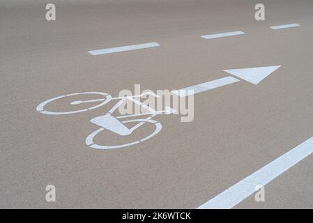 Hohe Winkelansicht des Fahrradschildes auf Radweg Stockfoto