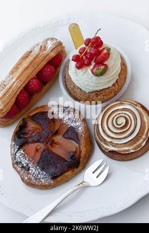 Set französischer Desserts in einem Teeraum Stockfoto