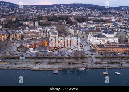 Zürich, Schweiz - Dezember 12 2021: Luftaufnahme des Zürcher Weihnachtsmarktes, dem Wienachtsdorf, das am Bellevue-Platz am See zur gehalten wird Stockfoto