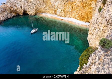 Segelboot ankert in einer wunderschönen Bucht von Golden Bay Beach in der Nähe von Punat, Krk Island, Kroatien Stockfoto