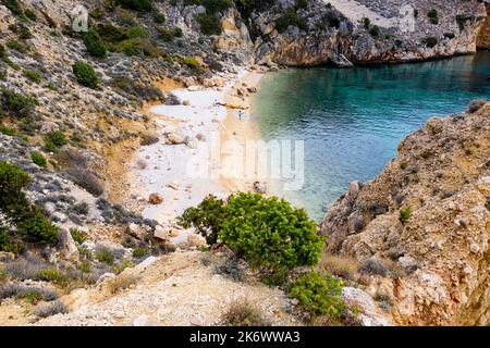 Kajakfahrer entspannen sich an einem wunderschönen, abgeschiedenen Strand in der Nähe des Dorfes Old Baska auf der Insel Krk, Kroatien Stockfoto