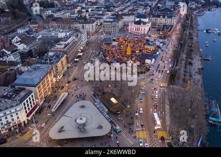 Zürich, Schweiz - Dezember 12 2021: Luftaufnahme des Zürcher Weihnachtsmarktes, dem Wienachtsdorf, das am Bellevue-Platz am See zur gehalten wird Stockfoto