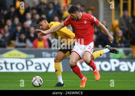 Scott McKenna von Nottingham Forest kämpft am Samstag, dem 15.. Oktober 2022, mit Matheus Nunes von Wolverhampton Wanderers während des Premier League-Spiels zwischen Wolverhampton Wanderers und Nottingham Forest in Molineux, Wolverhampton. (Kredit: Jon Hobley | MI News) Kredit: MI Nachrichten & Sport /Alamy Live News Stockfoto