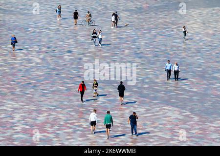 Fußgänger am Skanderbeg-Platz, Tirana, Albanien. hauptplatz von Tirana renoviert mit Pflaster aus farbigen Steinen aus allen Regionen Albaniens. Stockfoto