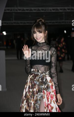 Los Angeles, USA. 15. Oktober 2022. Lily Collins nimmt an der jährlichen Academy Museum Gala 2. im Academy Museum of Motion Picturs am 15. Oktober 2022 in Los Angeles, Kalifornien, Teil. Foto: Crash/imageSPACE/Sipa USA Kredit: SIPA USA/Alamy Live News Stockfoto