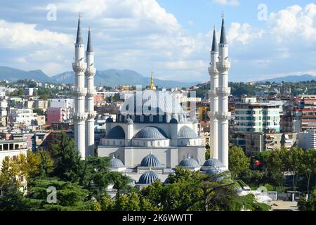 Namazgah Moschee in Tirana, Albanien, auch bekannt als die große Moschee von Tirana. Neue Moschee und auch die größte Moschee auf dem Balkan. Stockfoto