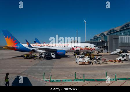 Jet2holidays Boeing 757 G-LSAE auf Stand am Flughafen Alicante Elche, Costa Blanca, Spanien, EU. Branding bei Pauschalreisen. Bodenabfertigungseinrichtungen Stockfoto