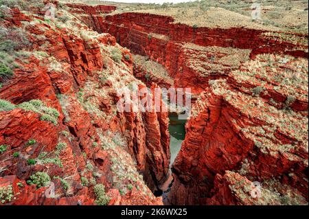 Blick vom Oxers Lookout in das Karijini National Parks Gorge System. Stockfoto