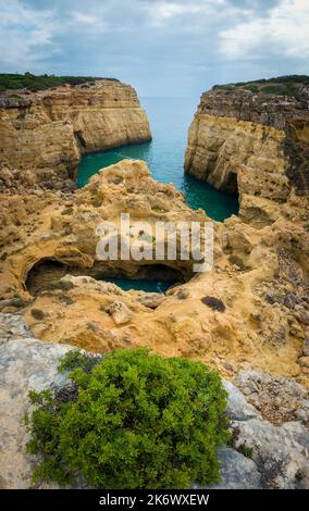 Vertikaler Blick auf Cabo Carvoeiro in Peniche an der Küste der Algarve, Portugal Stockfoto