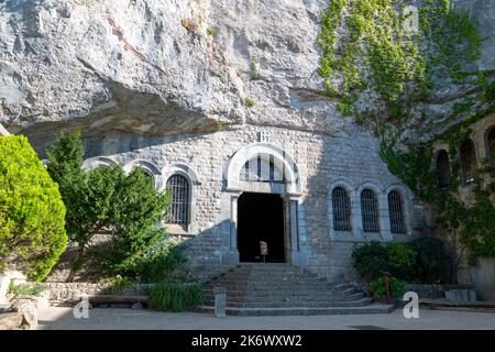 Höhle von Maria Magdalena, Var, Frankreich. Der Eingang zur Kirche und Höhle selbst. Stockfoto