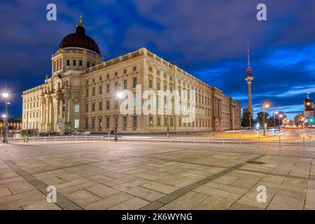 Das wunderschön rekonstruierte Stadtpalais und der berühmte Fernsehturm in Berlin im Morgengrauen Stockfoto