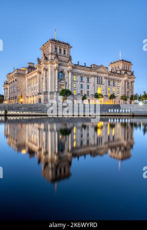 Der Reichstag in Berlin im Morgengrauen spiegelte sich in der Spree wider Stockfoto