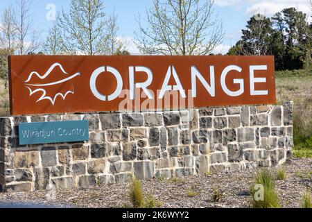 Orange Stadt in der zentralen Hochebene Region von New South Wales, mit Schild am Stadtrand, Orange, Australien Stockfoto