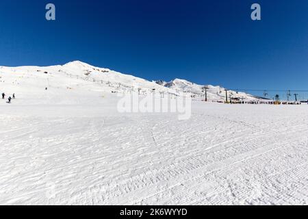 Tonale, Italien - 21. Februar 2021: Blick auf den passo del Tonale im Winter Stockfoto