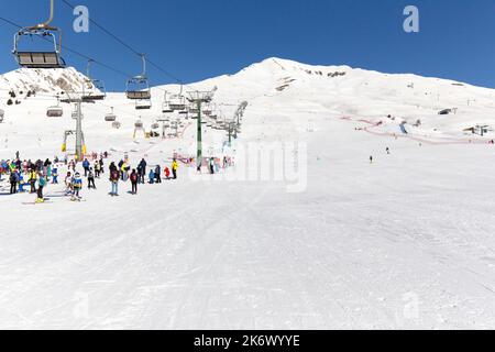 Tonale, Italien - 21. Februar 2021: Blick auf den passo del Tonale im Winter Stockfoto