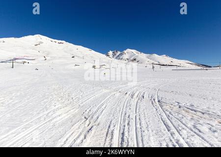 Tonale, Italien - 21. Februar 2021: Blick auf den passo del Tonale im Winter Stockfoto